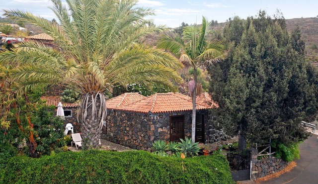 Holiday Home 'El Morro' with Sea View, Private Terrace and Wi-Fi in tijarafe