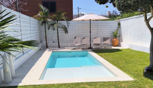 House with pool 1 km from Sitges beach