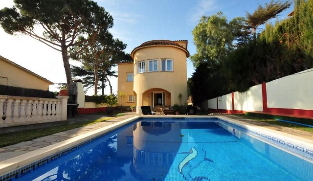 House with Pool and Sea Views