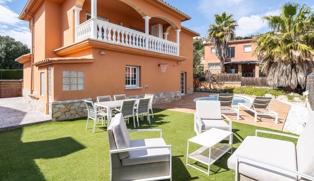 House with private pool and jacuzzi 2km beach