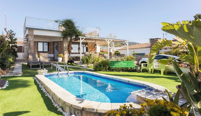 House with sea views, garden and pool