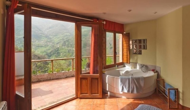 Jacuzzi, fireplace, barbecue and spectacular view in Las Ventas