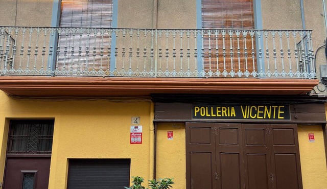 La Divina: Apartment with Balcony in the Heart of Figueres