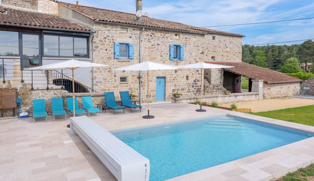 La Maison Bleue du Plot – Peaceful Stone House with Pool and Garden in Ailhon