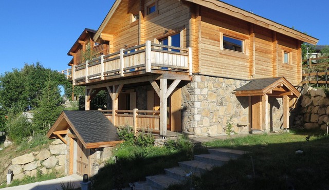 LARGE CHALET, MAGNIFICENT VIEW, VERY SUNNY. 5 MINUTES FROM DOWNTOWN.