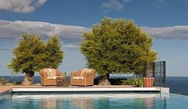 Luxury Villa w/Heated Infinity Pool, Tennis Court & Stunning Panoramic Sea Views in Alcaidesa