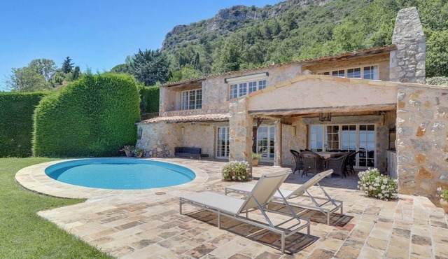 Magnificent Villa with Panoramic Sea View - 5 Suite Bedrooms - BBQ - 8 Guests in Vence