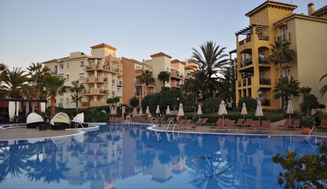 Marriott, s Marbella beach resort. 2 rooms. 2 bathrooms. For 6 people