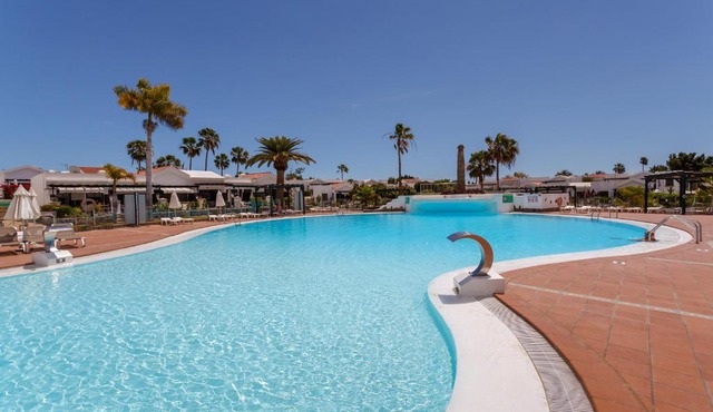 Modern Oasis with Sun & Style 3 Pools AC WiFi