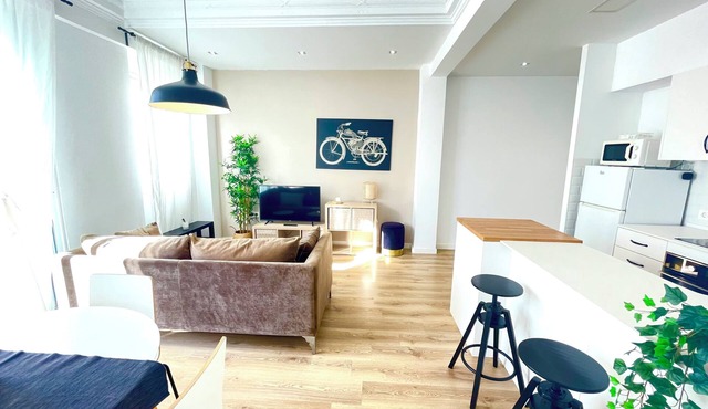 NEW LISTING. Downtown Modern Flat 2 Bedrooms with TERRACE/PATIO