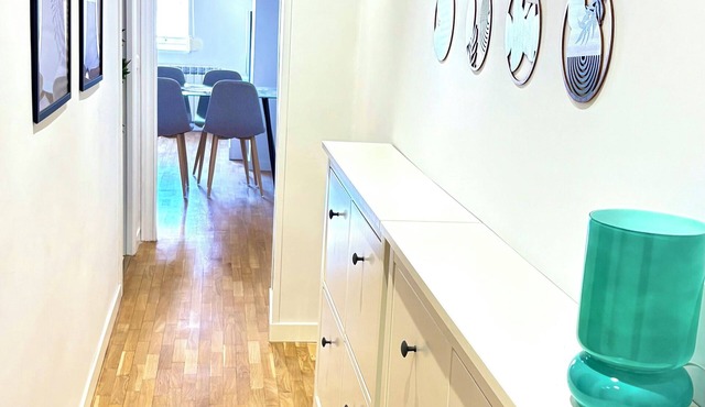 NEW LISTING. LONG STAYS. Downtown Flat Valencia, walking distance to everything!