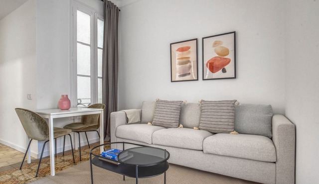 Nice Antiga Esquerra de l'Eixample 4BR w/A/C, Elev & W/D, by Blueground