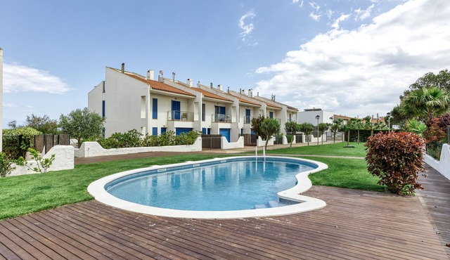 Oasis Premium Costa Brava – Apartment with Garden, Pool, and Beach 50 m Away