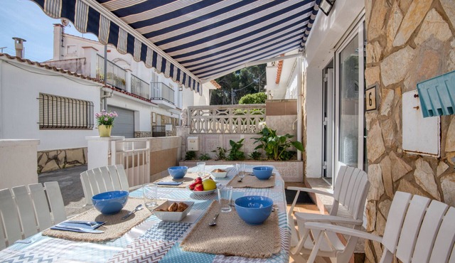 PATRICK: Nice house in l'Escala 150 meters from Riells beach