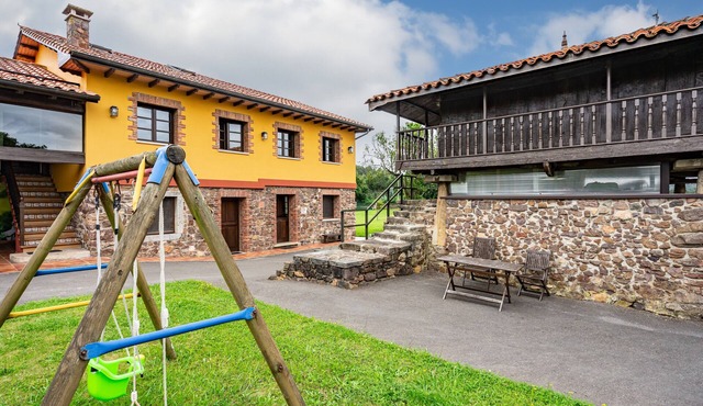 Pedregal Farmhouse with Shared Terrace, Private Garden, and Wi-Fi