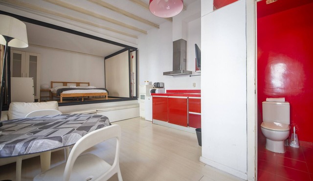 Pied-à-terre in central Barcelona 100m from beach.