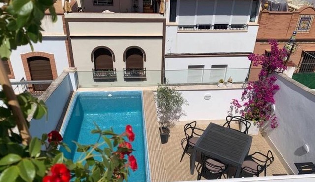 Private house in Triana with pool and garage