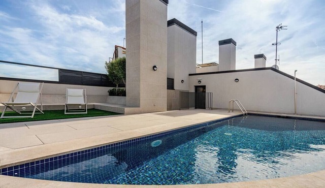 Private Room in a Shared Apartment with Air Conditioning and a Rooftop