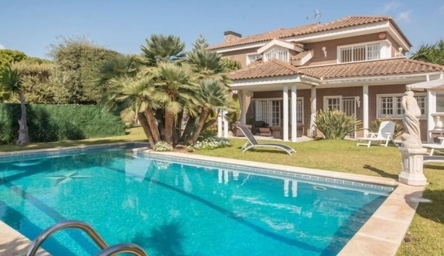 R60 Villa con jardín y piscina