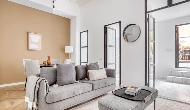 Renovated El Gòtic 2BR, nr Paseo Colon, by Blueground in Barcelona