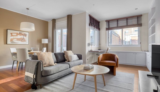 Renovated Les Corts 2BR w/Balcony, by Blueground