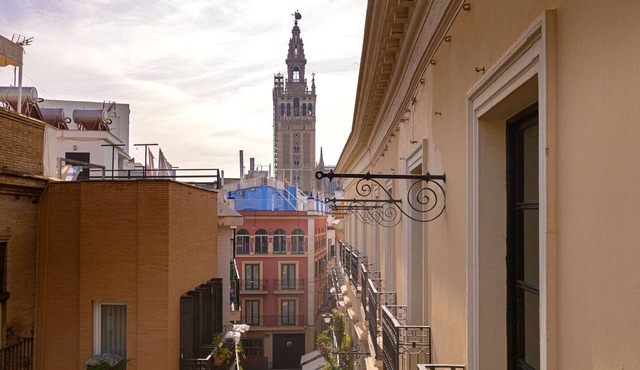 Romantic Getaway Sevilla City Center 2 pax