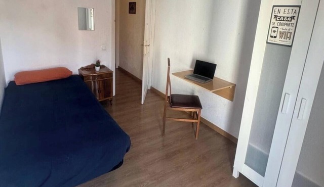 Room close to camp nou and barcelona fira