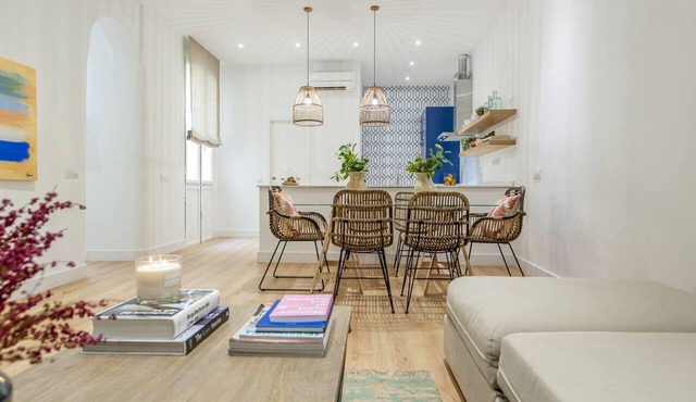 Sol VI: Modern Apartment Steps from Puerta del Sol