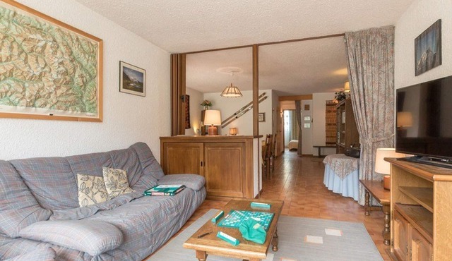 Spacious 10-Person Apartment in Serre-Chevalier with Balconies, Parking, and Ski Storage in Saint-Chaffrey