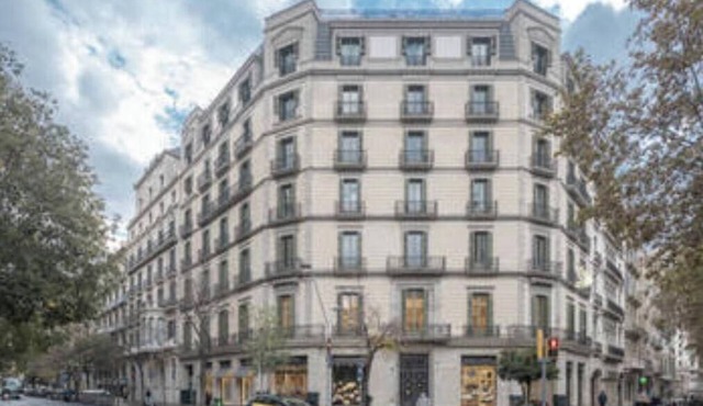 Spacious 4-bedroom apartment in charming Barcelona with AC