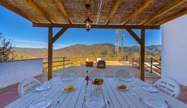 Spacious house with spectacular views 15 minutes from the center of Malaga.