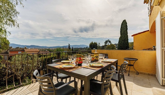 Spacious semidetached house with garden & terrace in Grimaud