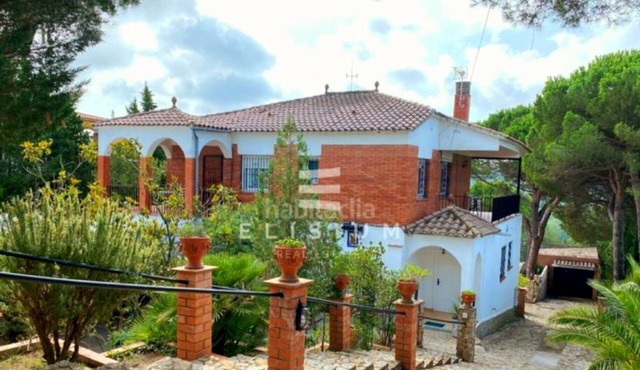 Spacious villa sleeps 20, swimming pool, tennis court, mini-golf course, garden, barbecue,.