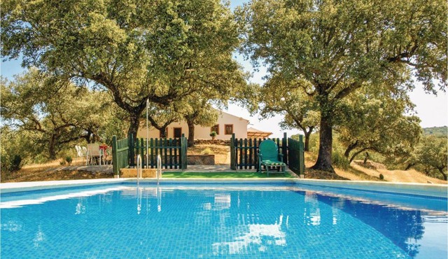 Stunning Home In Villaviciosa De Córdo