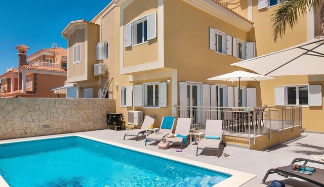 Stunning private villa for 8 guests with A/C, private pool, WIFI, TV, terrace and pets allowed
