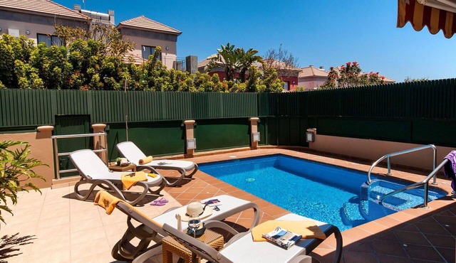 Stunning private villa for 8 guests with WIFI, private pool, A/C, TV, patio and pets allowed in Maspalomas
