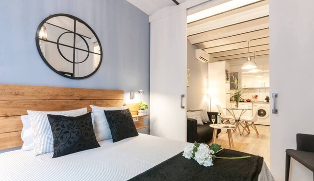Stylish and comfortable, this 2 bedroom flat is located in the heart of the city