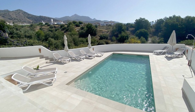 Villa Avec Piscine 8X4 à Nerja Pour 8 Personnes, Proche de la Plage