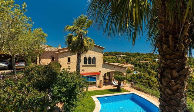 Villa Azucena with sea and mountain views, swimming pool, nice garden and Wi-Fi