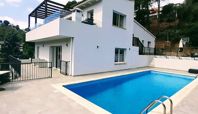 Villa Casa Nuestra with Private Pool, Garden & Wi-Fi