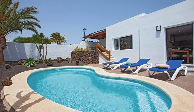 "Villa Esencia" with Pool, Garden, A/C & Wi-Fi