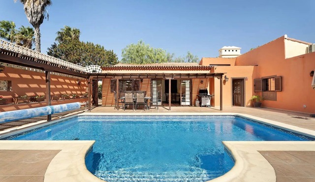 Villa Esselle 3 bedrooms, 3 bathrooms, large swimming pool and air conditioning.