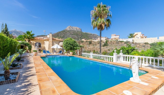 Villa 'La Favorita': charm, sea and mountain views, private pool