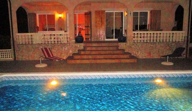 Villa & private pool, 20 min from the beach