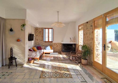 Villa Serrano, La casa rural de los mil suelos