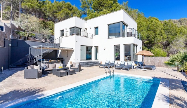 Villa Solaris - Four Bedroom Villa, Sleeps 9