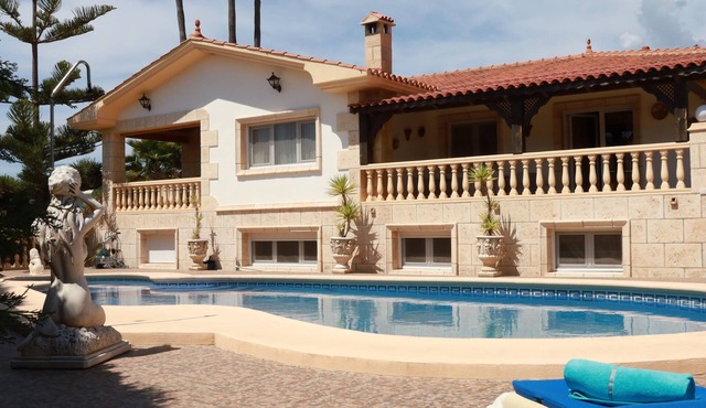 Villa TRES PALMERAS piscina con jacuzzi cerca de Benidorm y Albir