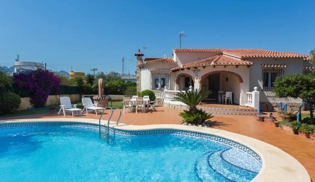 Villa with private pool, near beach - 6 guests