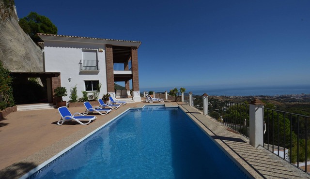 Villa with stunning panoramic views to the sea, privacy and swimming pool