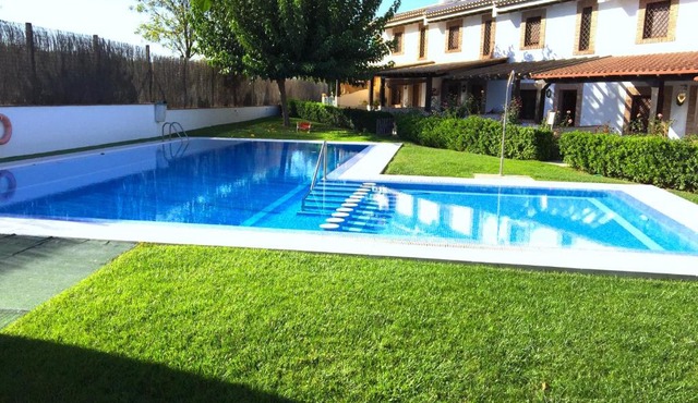 Vistaluque - Casa Adosada de 3 habitaciones con Piscina y Pista de Padel